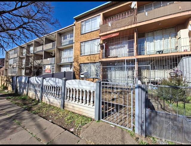 2 BEDROOM FLAT FOR SALE IN VEREENIGING CENTRAL